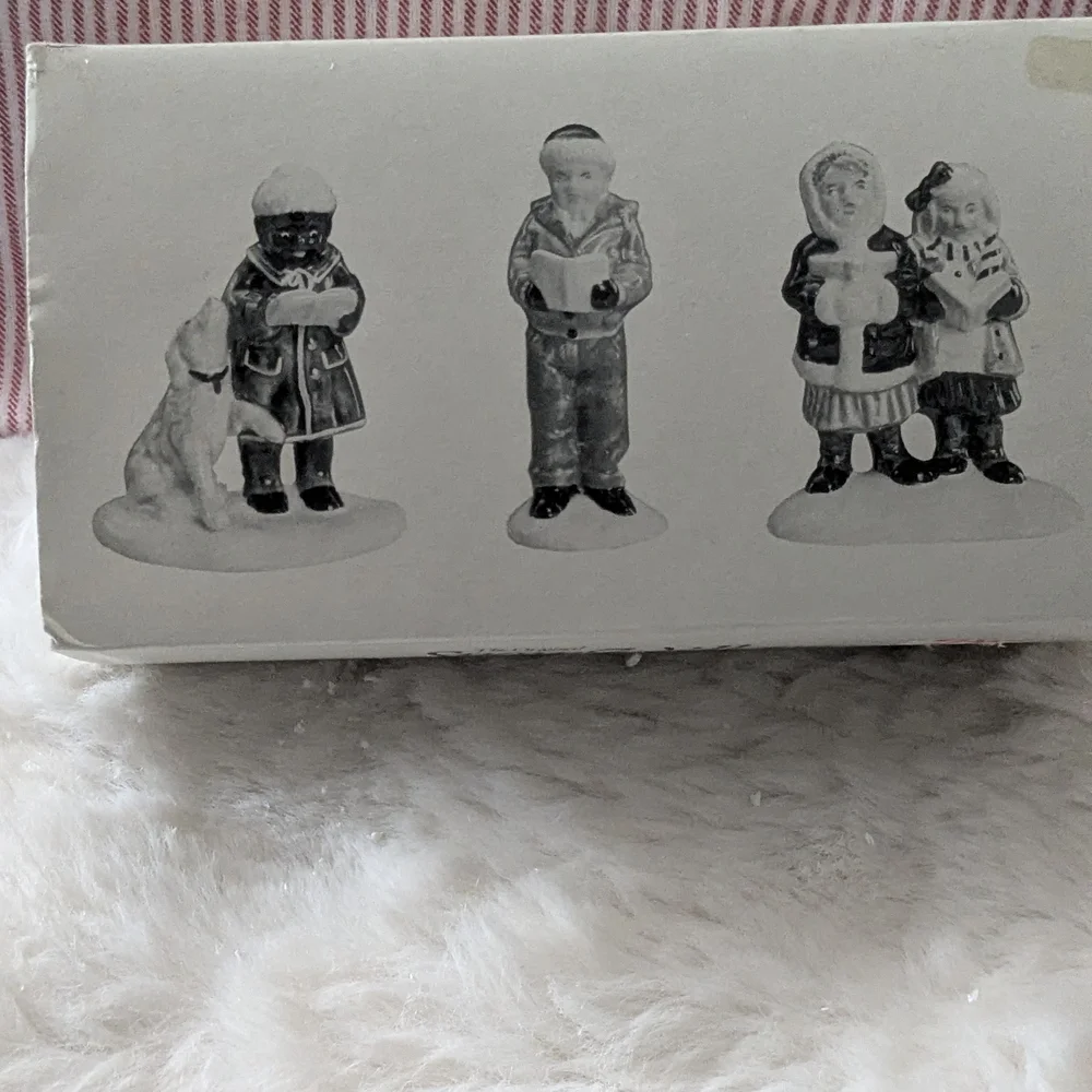 Department 56 Holiday Carolers with Dog Figurine Set